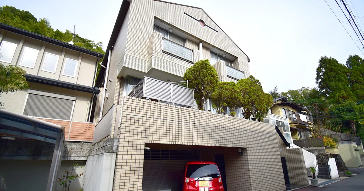 Detached house with a view of Mt. Daimonji from the rooftop.