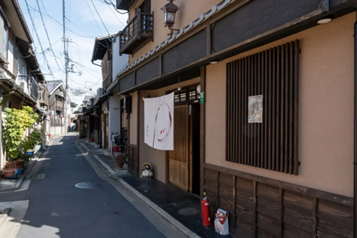 Operating as a guesthouse. Kyomachiya near Kiyomizu-Gojo Station.