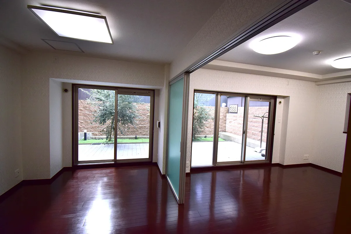 Just a short walk from Gion Shijo Station! A condominium with a large garden!