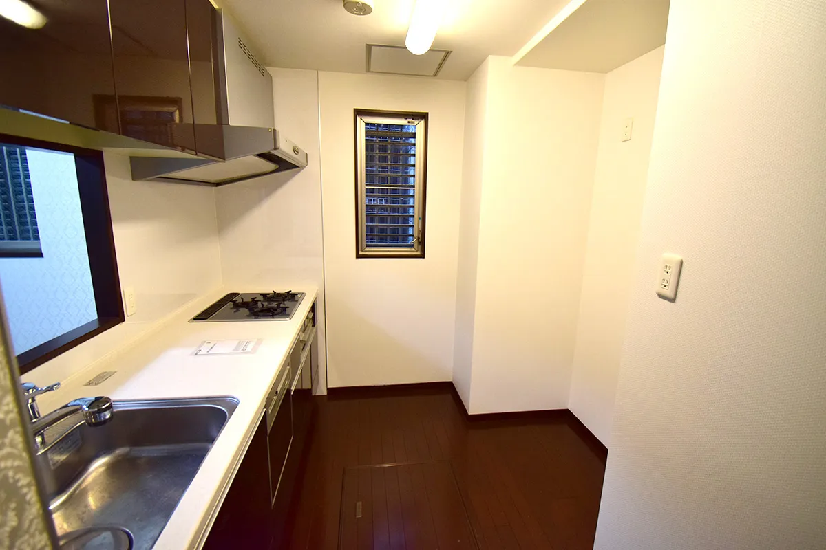 Just a short walk from Gion Shijo Station! A condominium with a large garden!