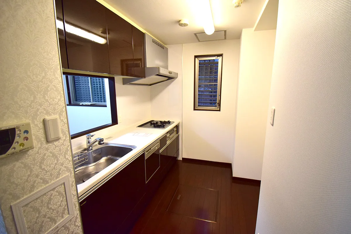 Just a short walk from Gion Shijo Station! A condominium with a large garden!