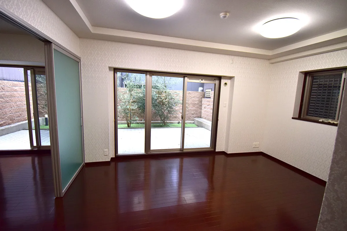 Just a short walk from Gion Shijo Station! A condominium with a large garden!