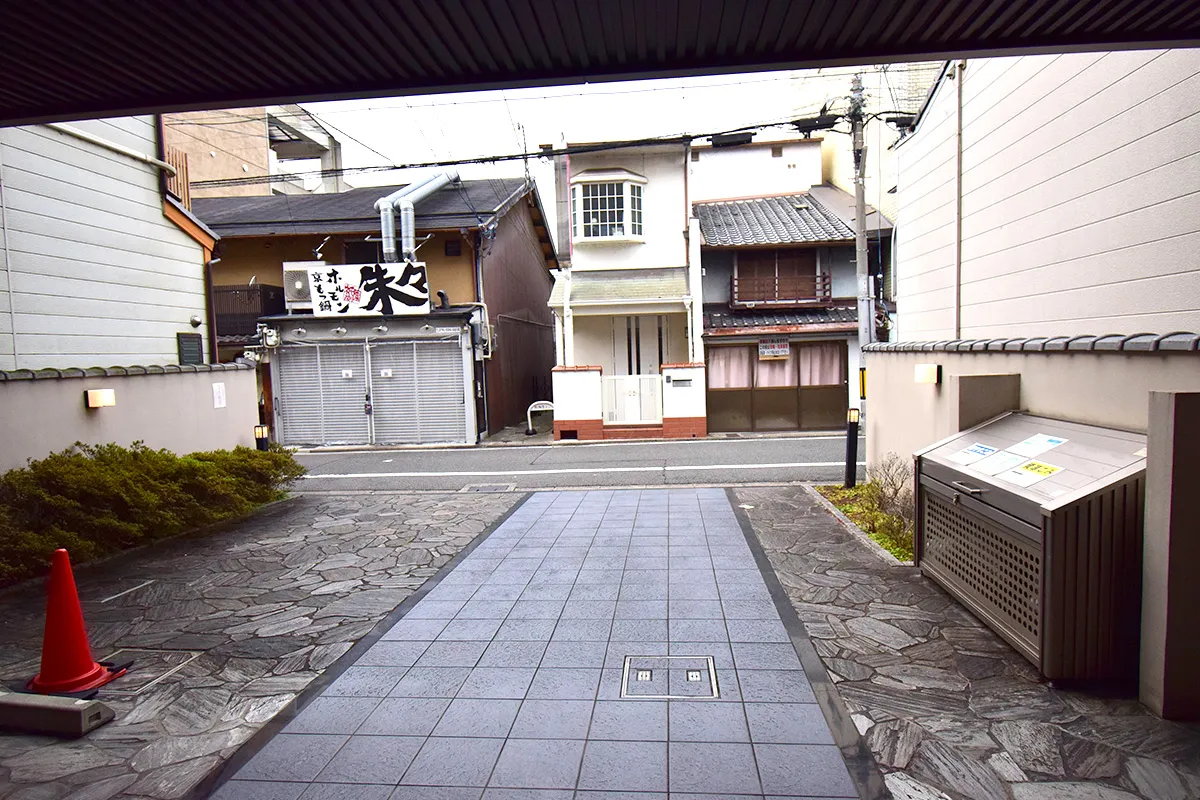 Just a short walk from Gion Shijo Station! A condominium with a large garden!