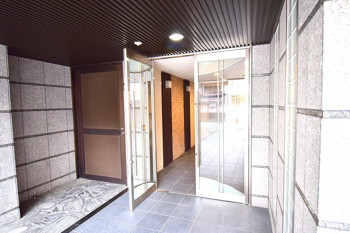 Just a short walk from Gion Shijo Station! A condominium with a large garden!