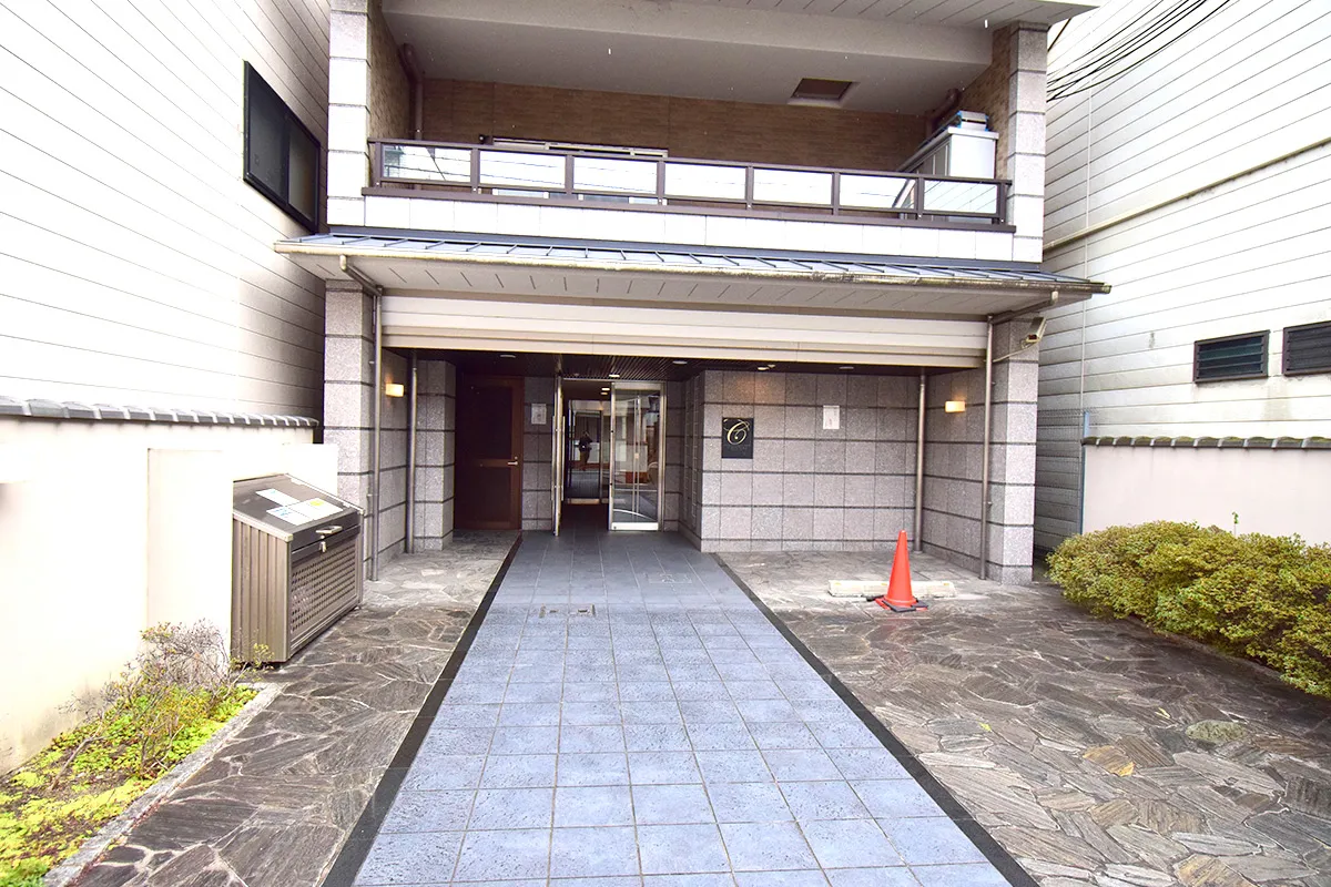 Just a short walk from Gion Shijo Station! A condominium with a large garden!