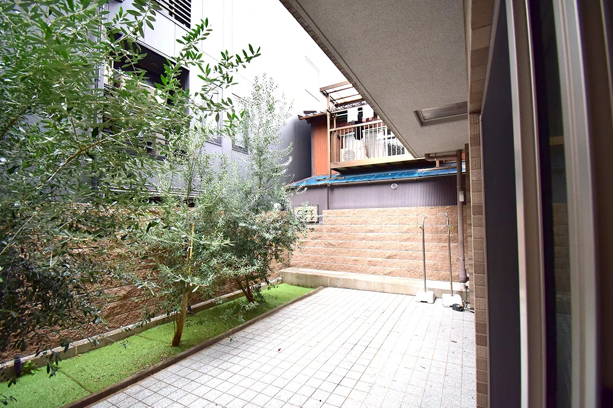 Just a short walk from Gion Shijo Station! A condominium with a large garden!