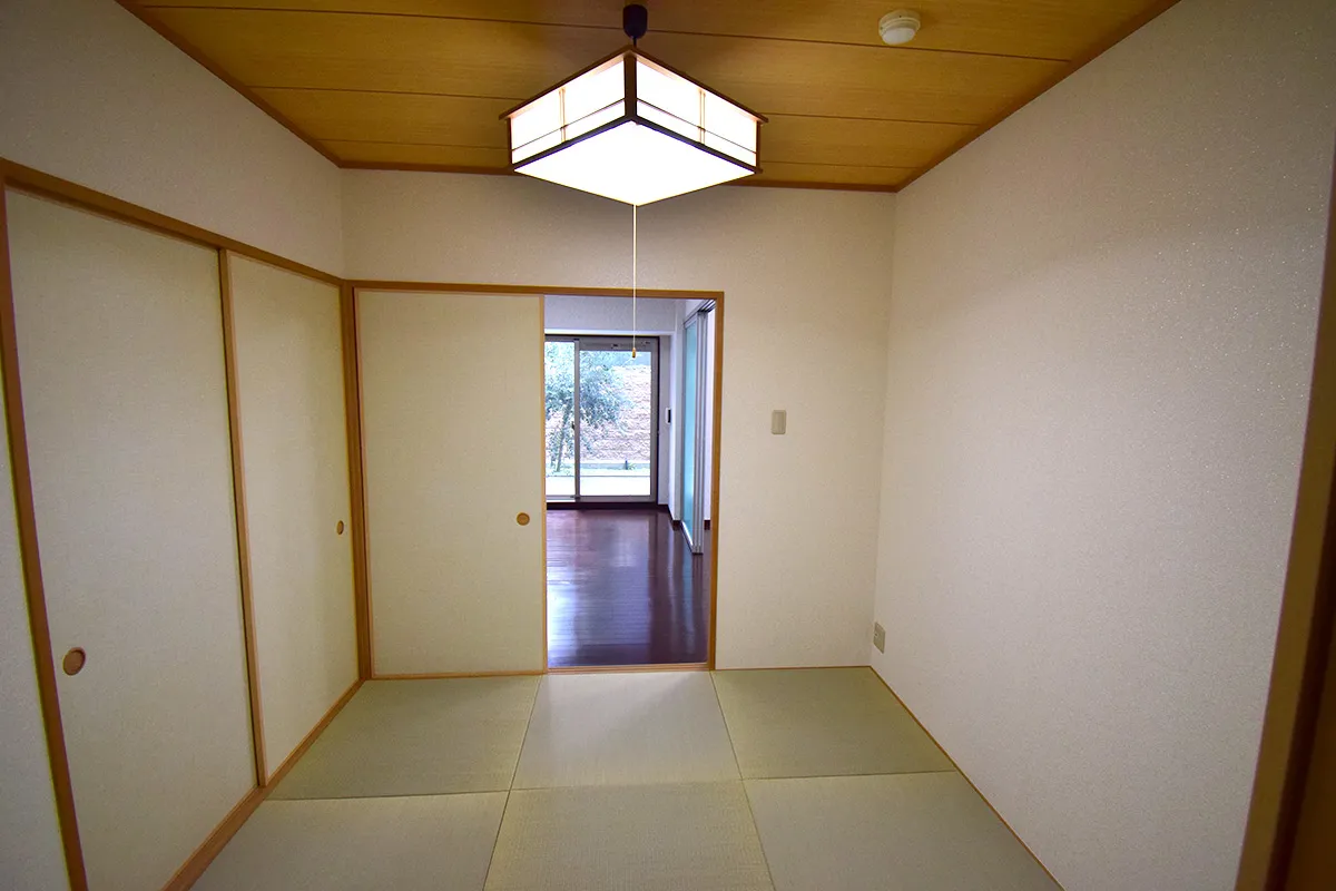 Just a short walk from Gion Shijo Station! A condominium with a large garden!