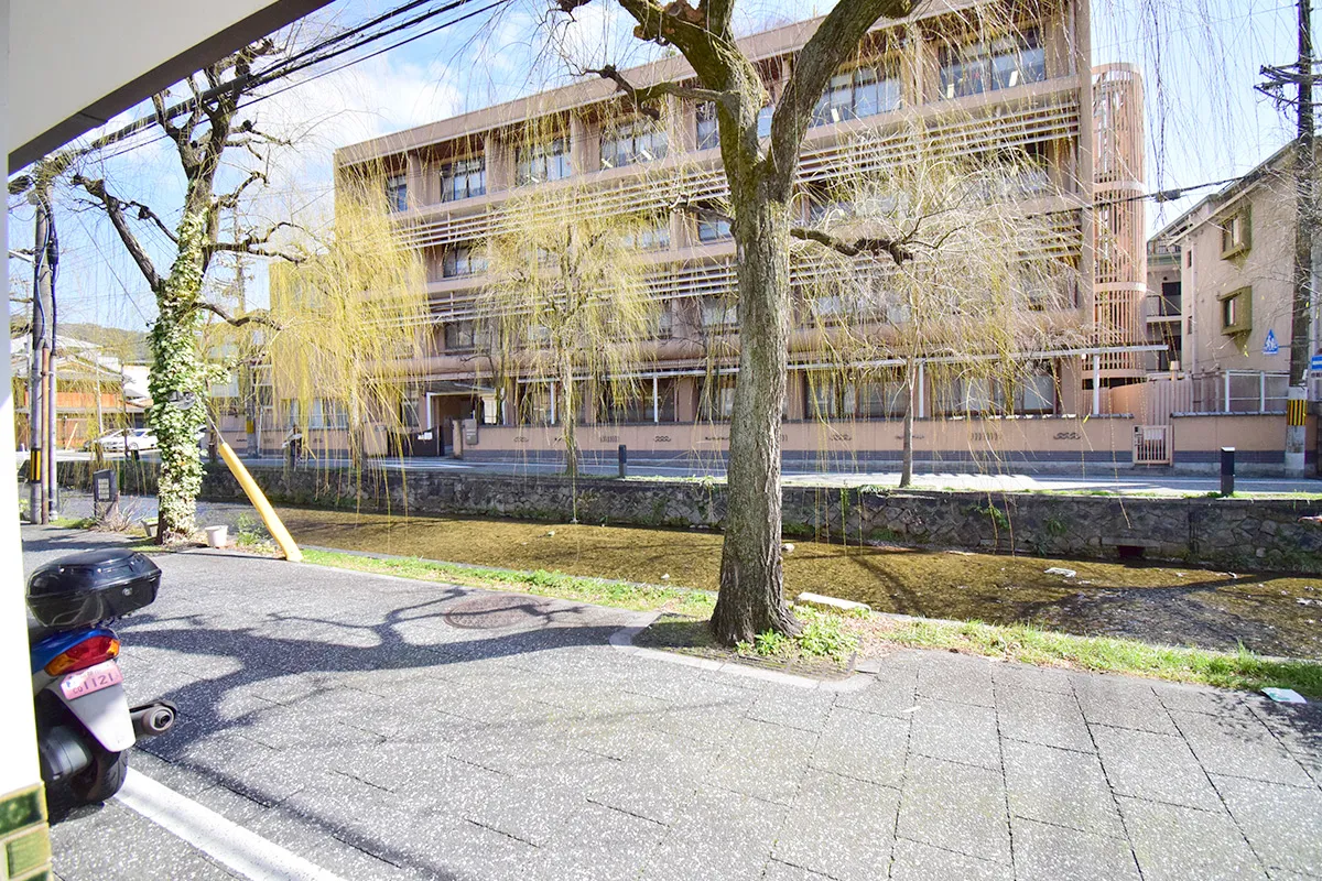 A Kyomachiya building facing Shirakawa in Kyoto