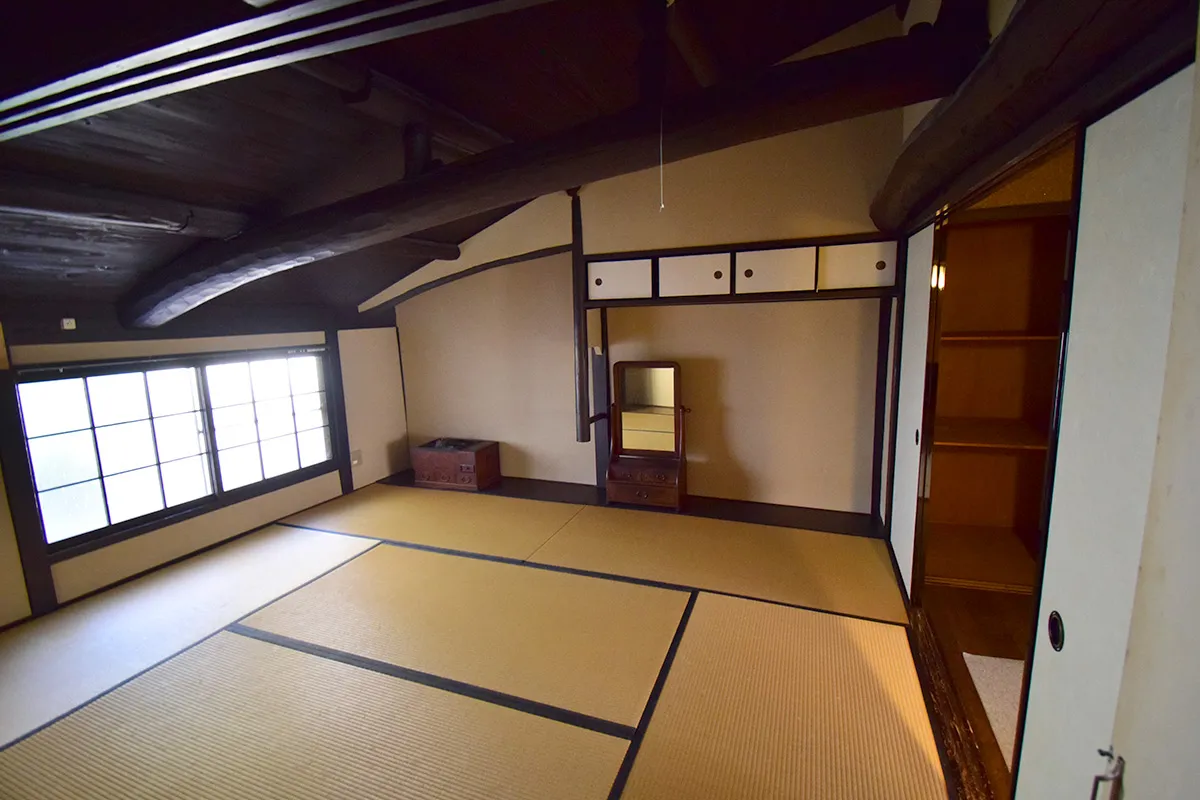 A Kyomachiya building facing Shirakawa in Kyoto