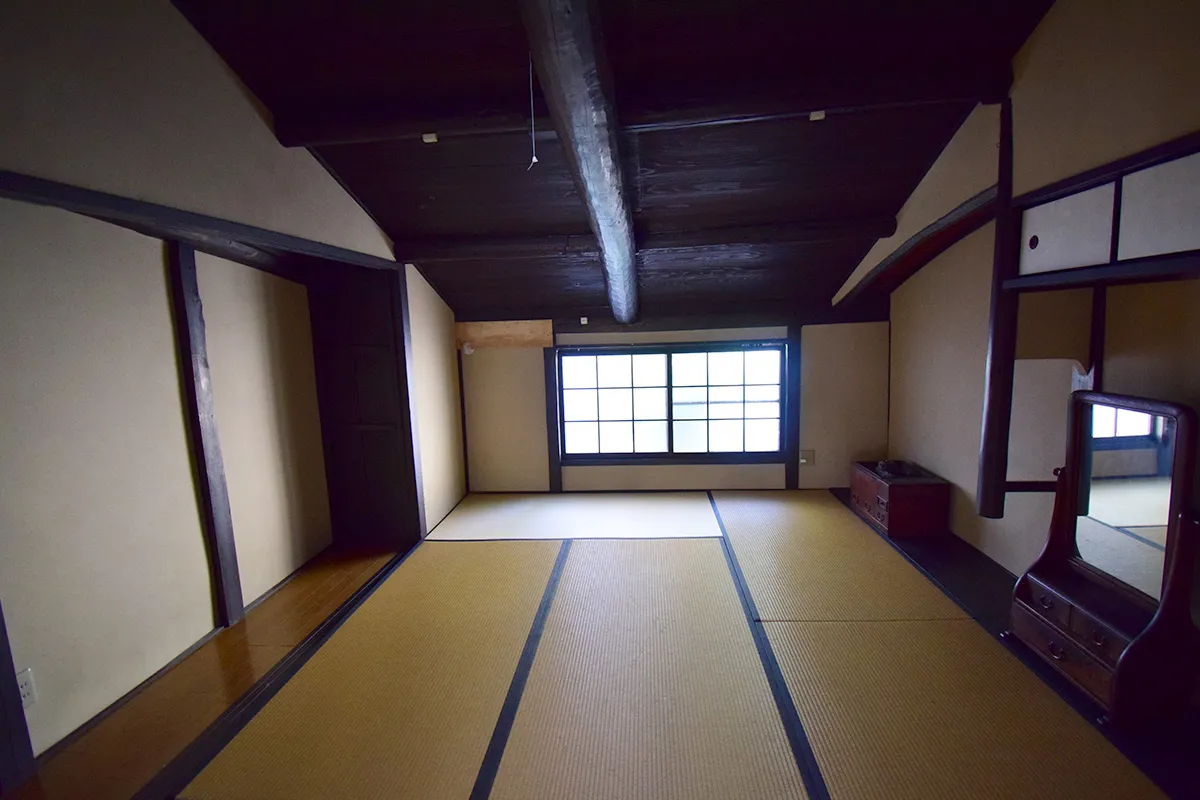 A Kyomachiya building facing Shirakawa in Kyoto