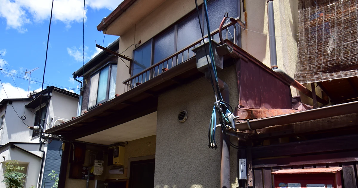 A house built on a long and narrow lot that looks like an eel's bed