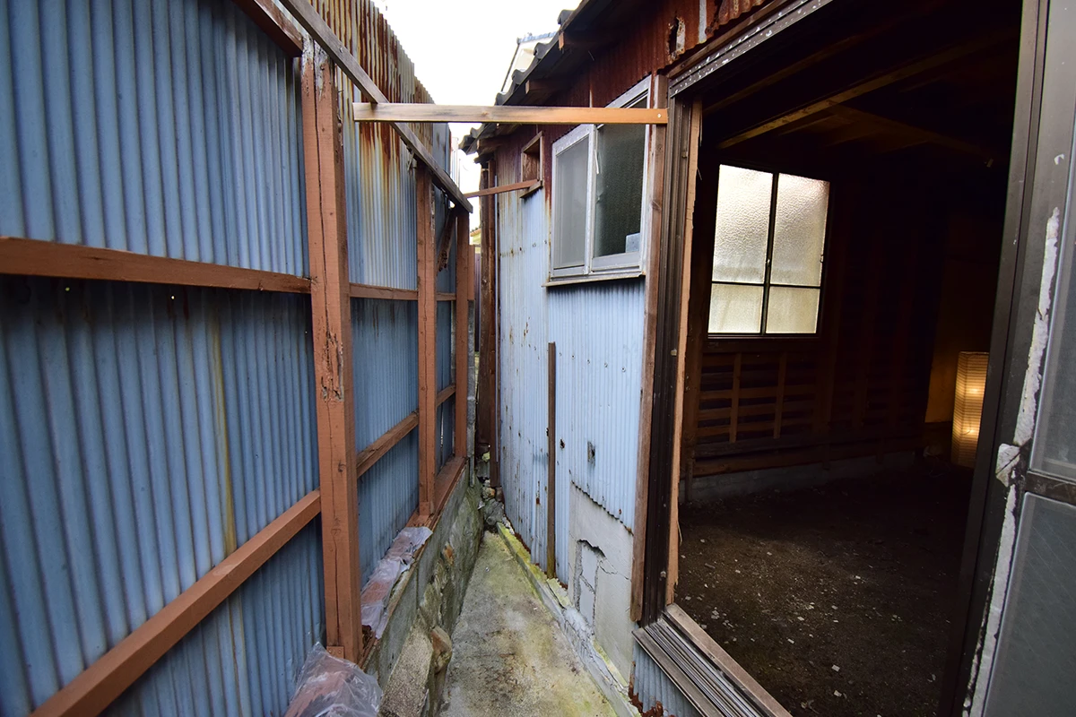 A house built on a long and narrow lot that looks like an eel's bed