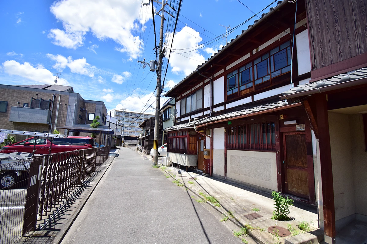 A Kyoto townhouse located in Nishijin, where the townscape typical of Kyoto is attractive.