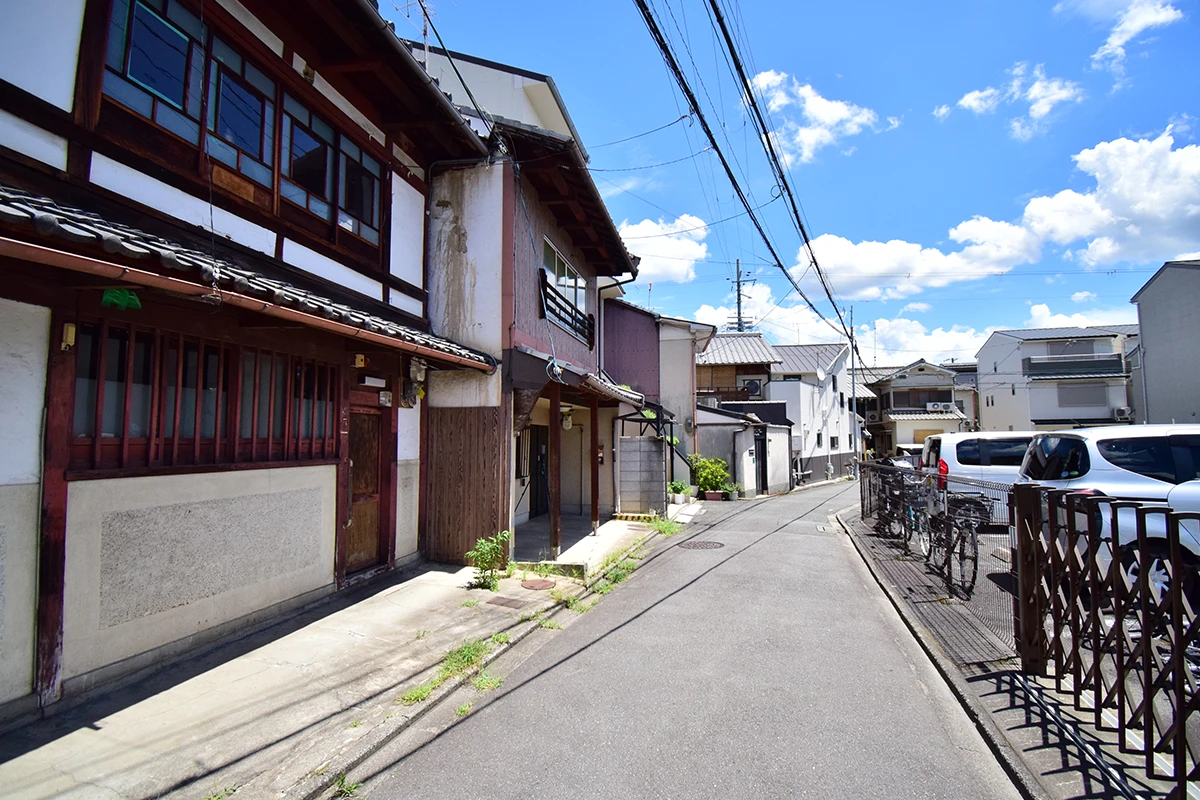 A Kyoto townhouse located in Nishijin, where the townscape typical of Kyoto is attractive.