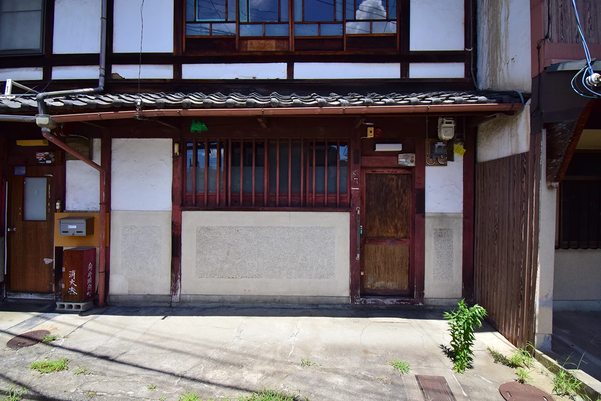 A Kyoto townhouse located in Nishijin, where the townscape typical of Kyoto is attractive.