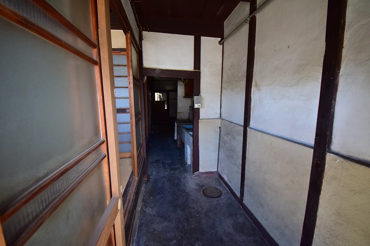 A Kyoto townhouse located in Nishijin, where the townscape typical of Kyoto is attractive.