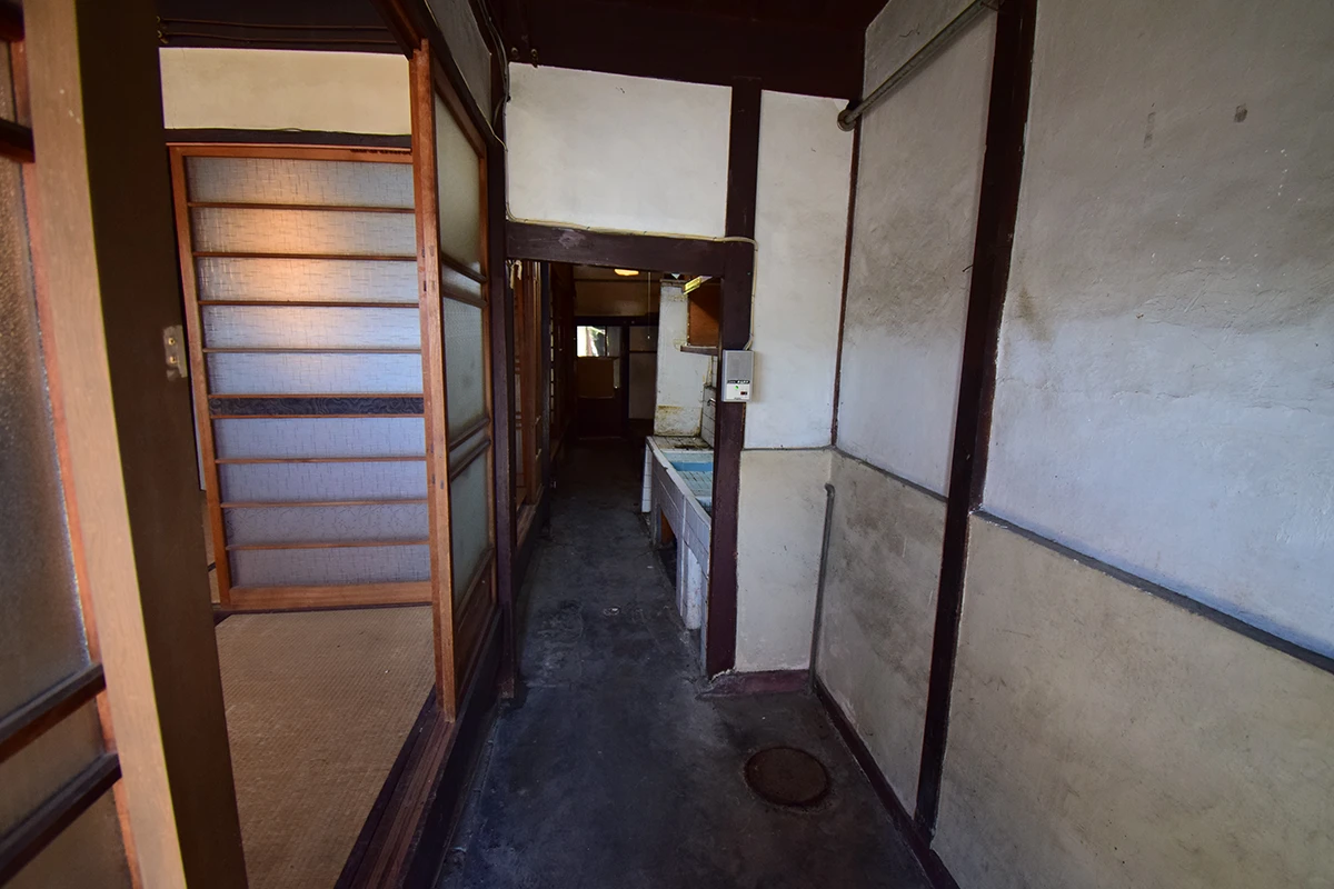 A Kyoto townhouse located in Nishijin, where the townscape typical of Kyoto is attractive.