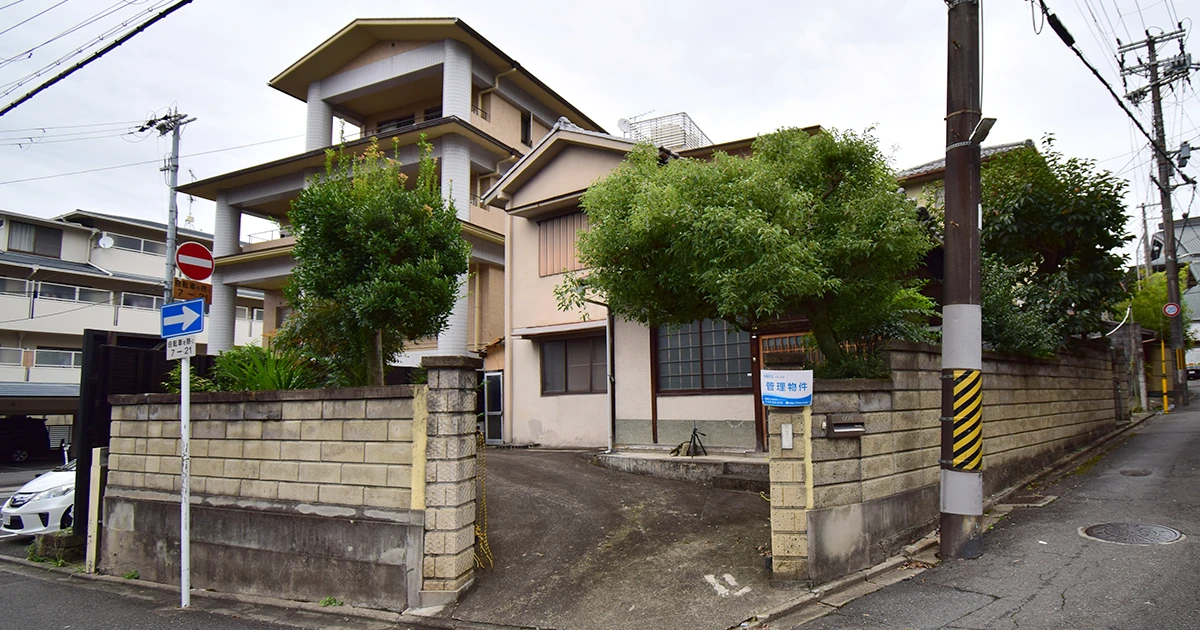 The site is 198㎡. This is a property with an old house.