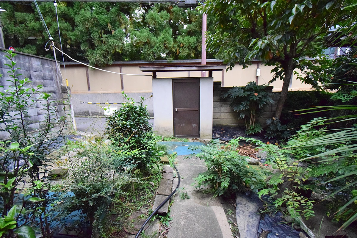 The site is 198㎡. This is a property with an old house.