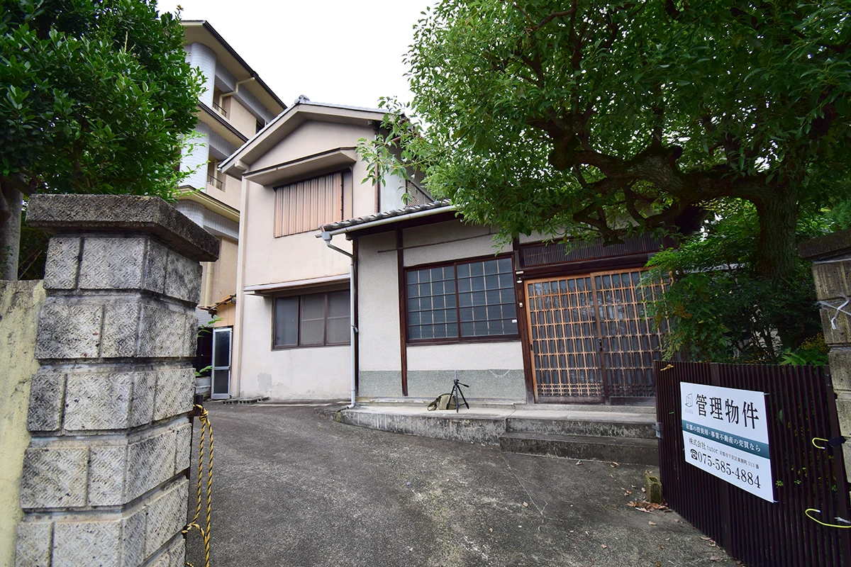 The site is 198㎡. This is a property with an old house.