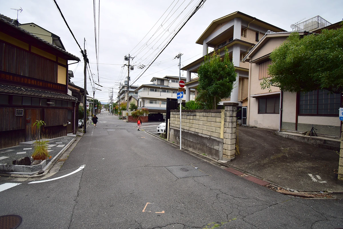 The site is 198㎡. This is a property with an old house.