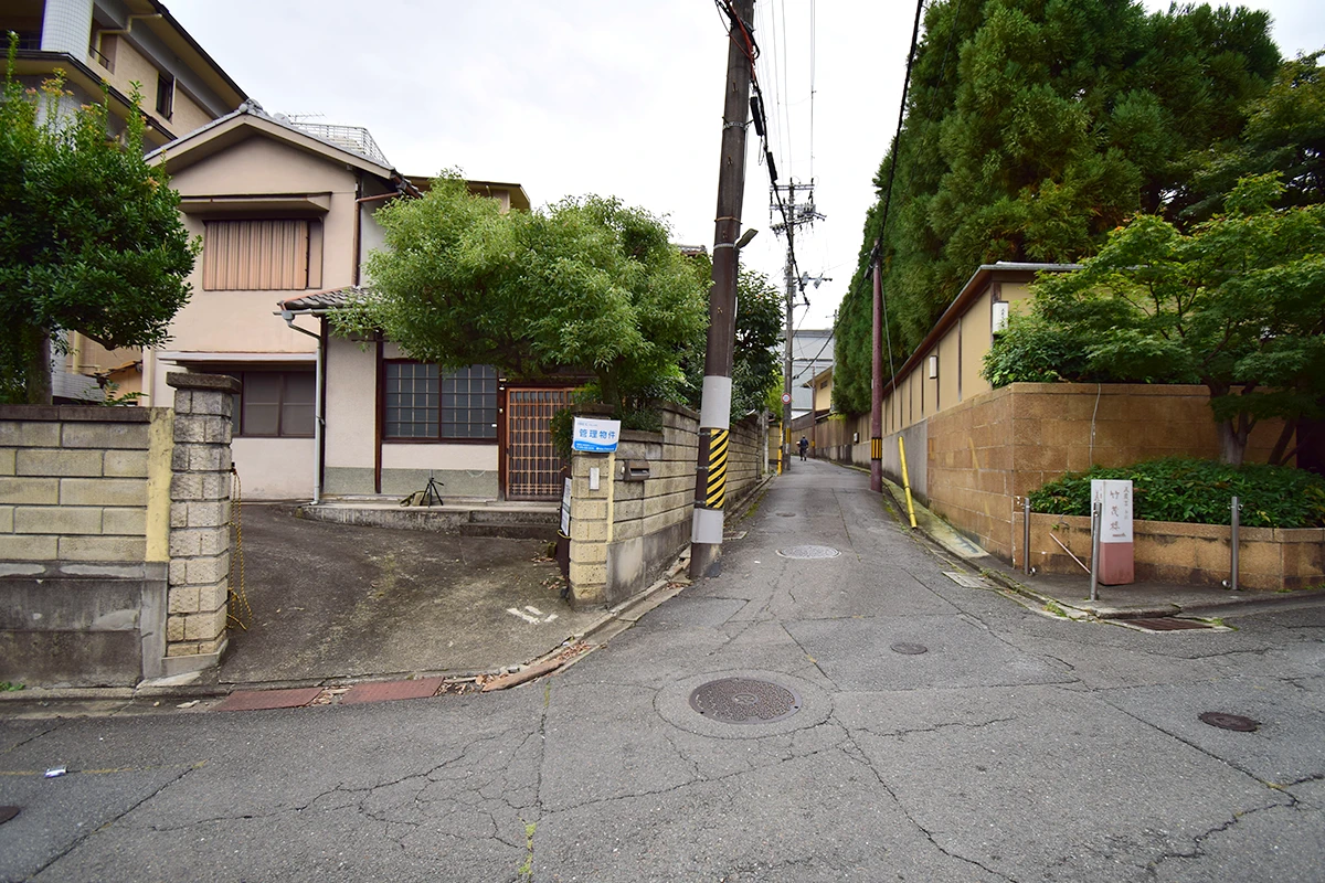 The site is 198㎡. This is a property with an old house.