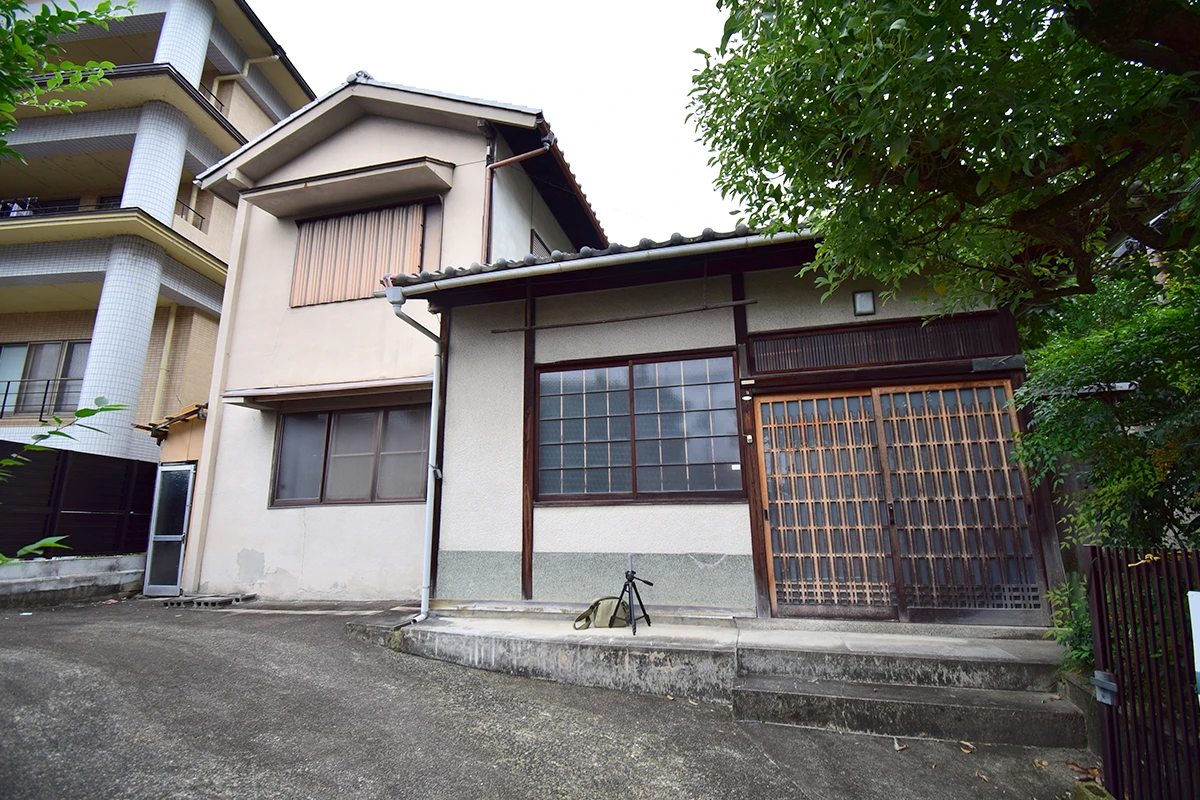 The site is 198㎡. This is a property with an old house.