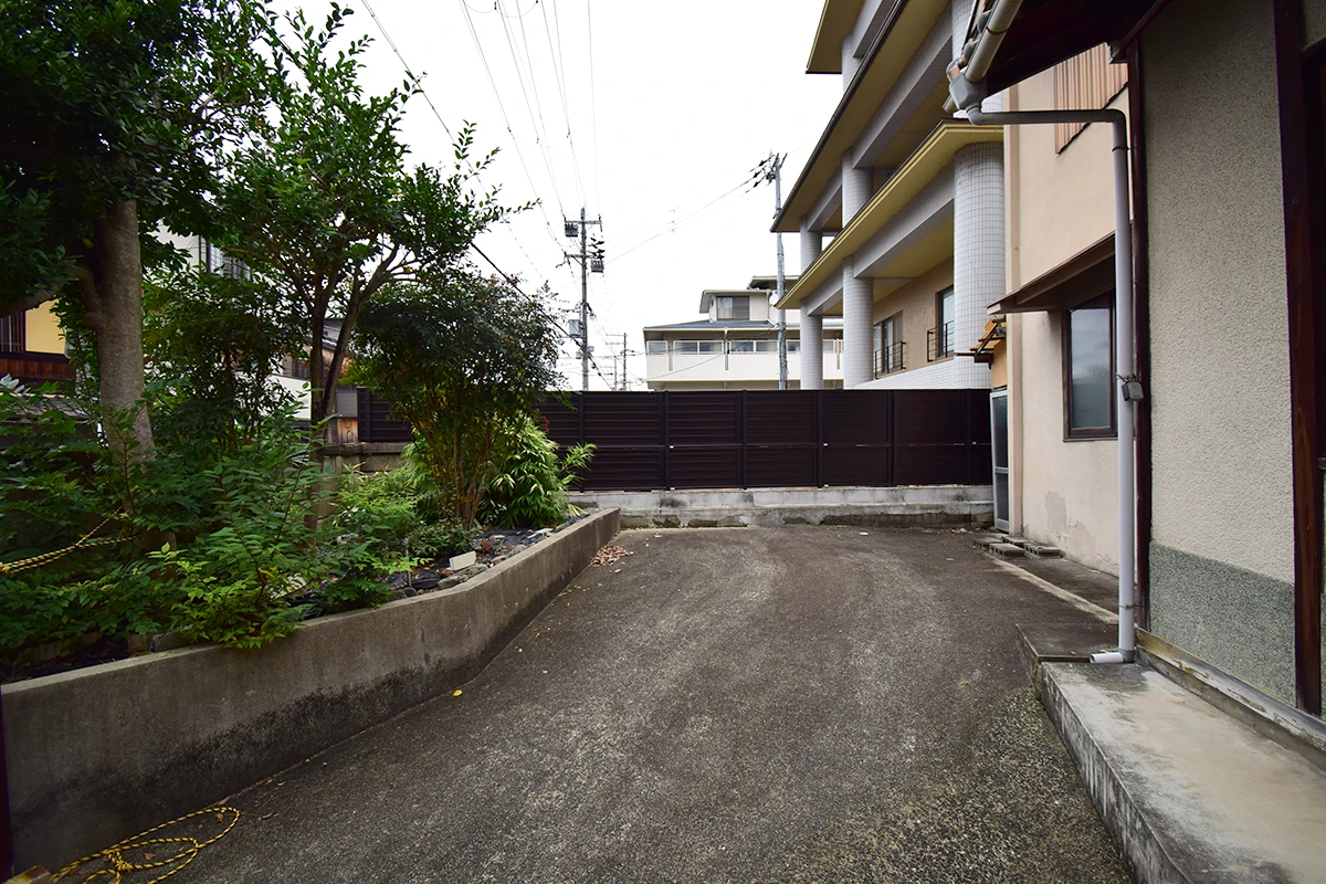 The site is 198㎡. This is a property with an old house.