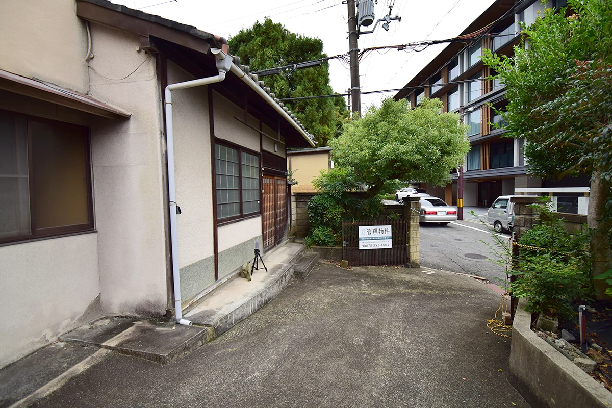 The site is 198㎡. This is a property with an old house.