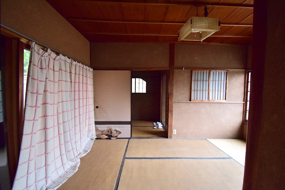 The site is 198㎡. This is a property with an old house.