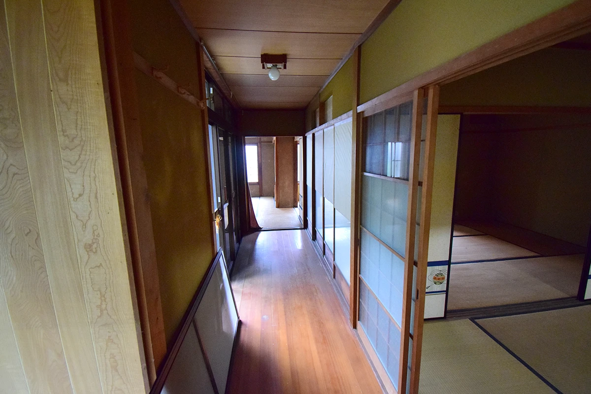 The site is 198㎡. This is a property with an old house.