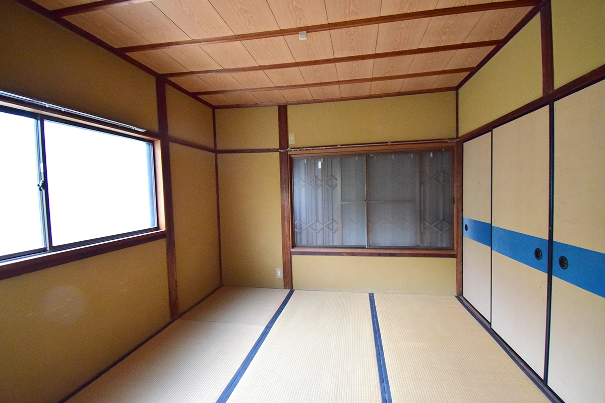 The site is 198㎡. This is a property with an old house.