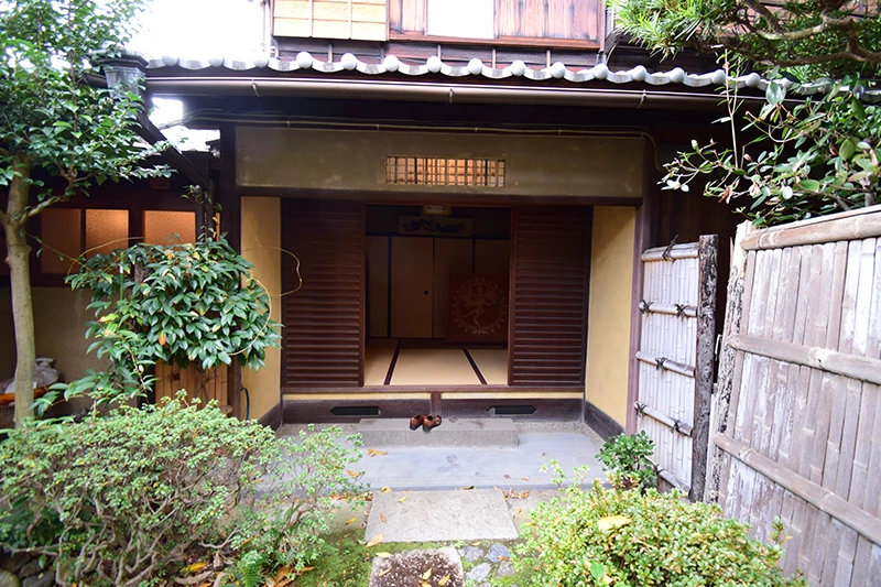 A classic Kyoto townhouse with no front entrance—perfect for living or hospitality use.