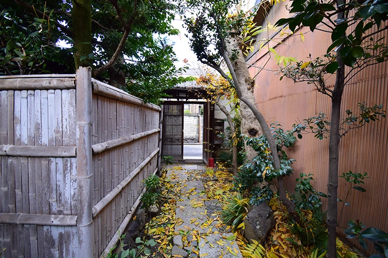 A classic Kyoto townhouse with no front entrance—perfect for living or hospitality use.