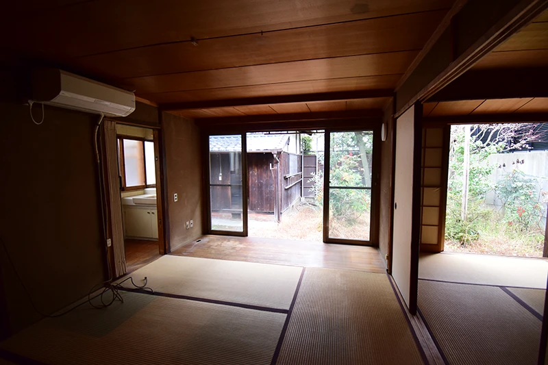 A classic Kyoto townhouse with no front entrance—perfect for living or hospitality use.