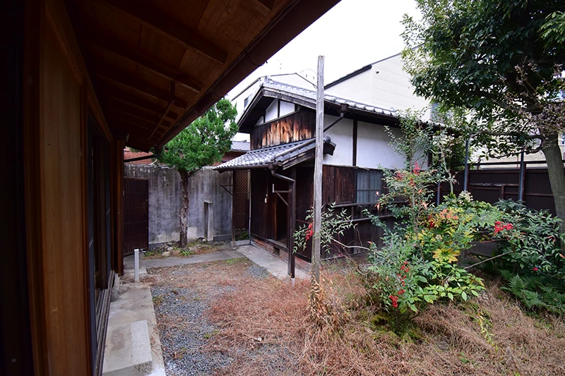 A classic Kyoto townhouse with no front entrance—perfect for living or hospitality use.