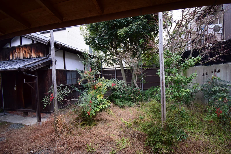A classic Kyoto townhouse with no front entrance—perfect for living or hospitality use.