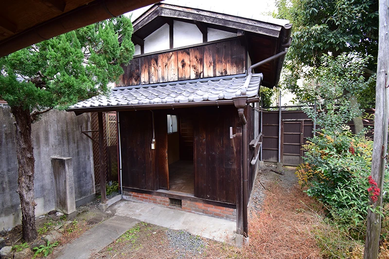 A classic Kyoto townhouse with no front entrance—perfect for living or hospitality use.