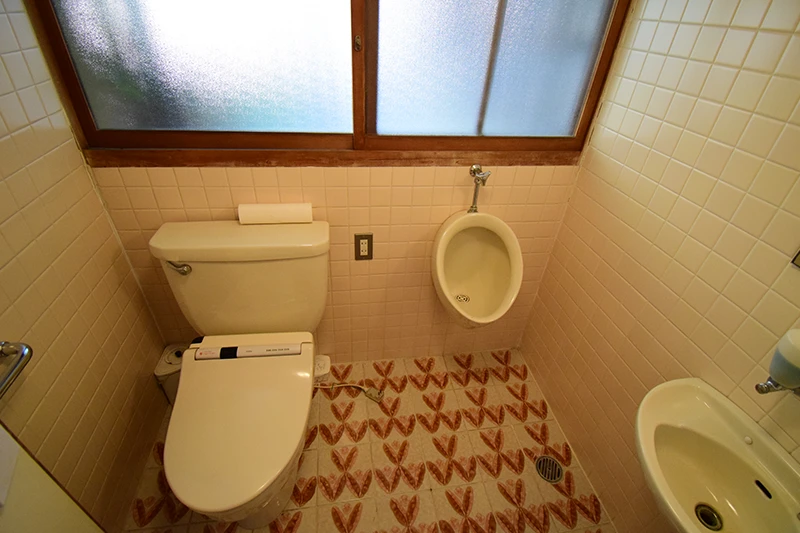 A classic Kyoto townhouse with no front entrance—perfect for living or hospitality use.