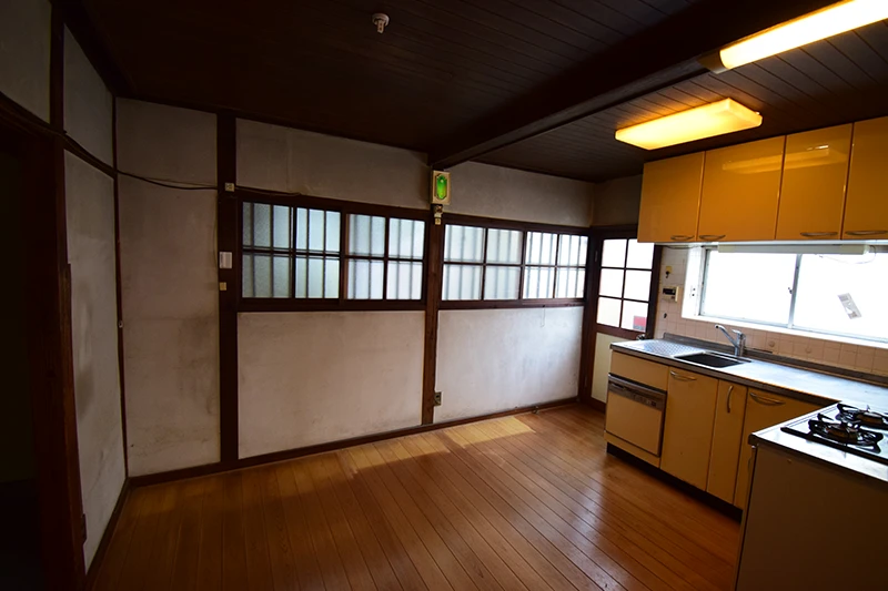 A classic Kyoto townhouse with no front entrance—perfect for living or hospitality use.