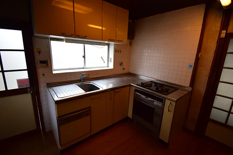 A classic Kyoto townhouse with no front entrance—perfect for living or hospitality use.