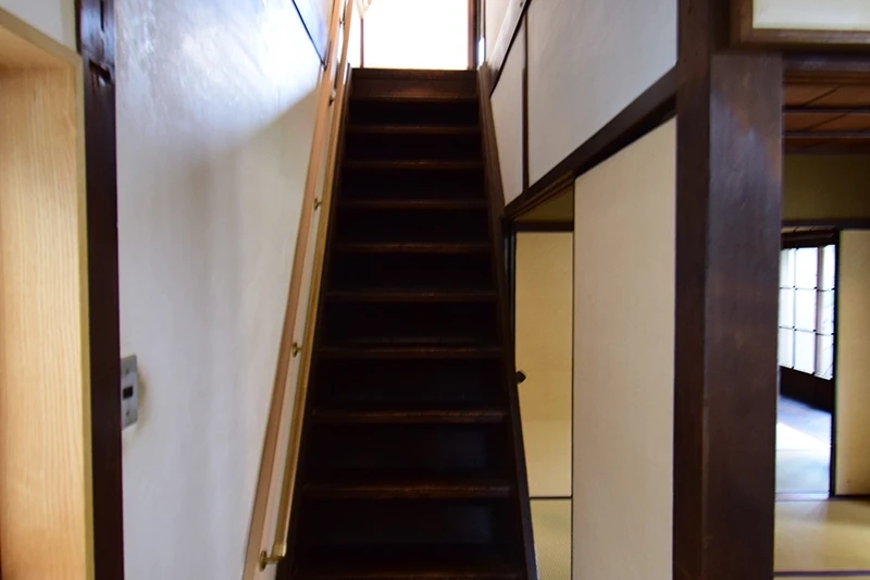 A classic Kyoto townhouse with no front entrance—perfect for living or hospitality use.