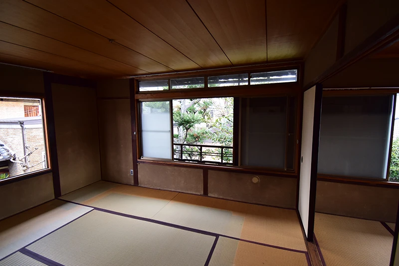 A classic Kyoto townhouse with no front entrance—perfect for living or hospitality use.