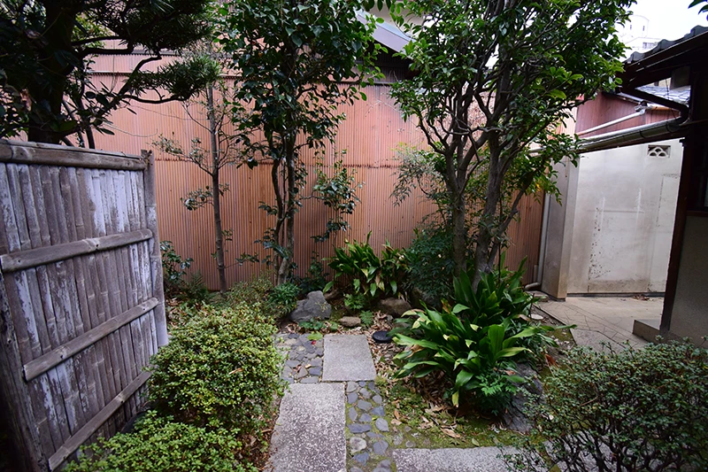 A classic Kyoto townhouse with no front entrance—perfect for living or hospitality use.