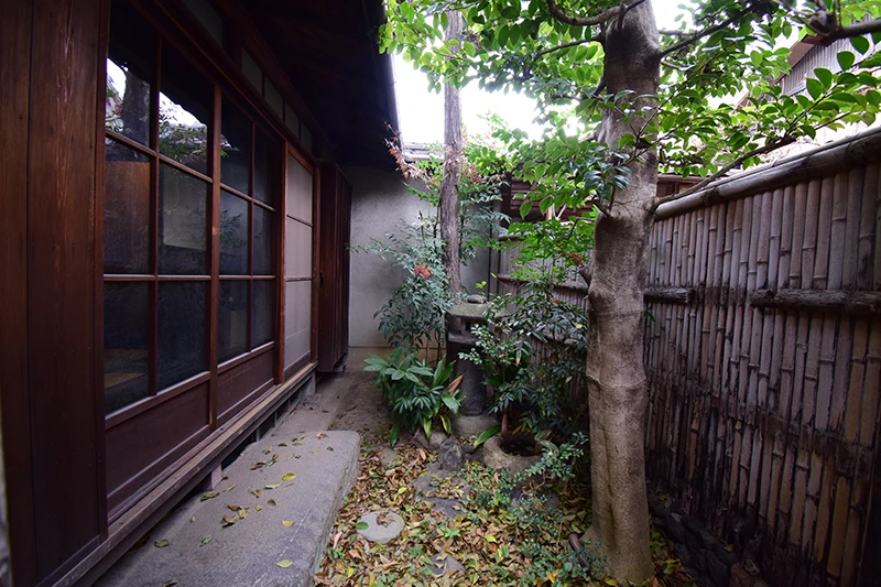 A classic Kyoto townhouse with no front entrance—perfect for living or hospitality use.