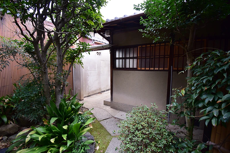A classic Kyoto townhouse with no front entrance—perfect for living or hospitality use.