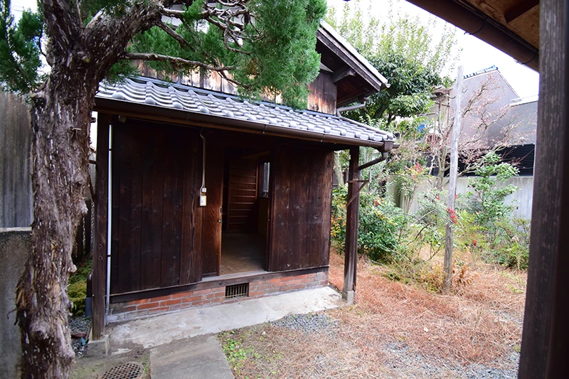 A classic Kyoto townhouse with no front entrance—perfect for living or hospitality use.