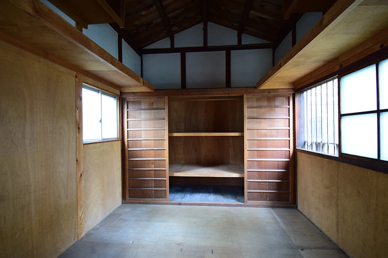 A classic Kyoto townhouse with no front entrance—perfect for living or hospitality use.