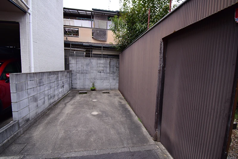 A classic Kyoto townhouse with no front entrance—perfect for living or hospitality use.