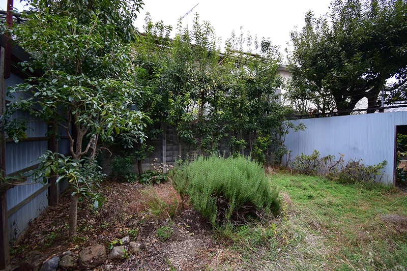 A classic Kyoto townhouse with no front entrance—perfect for living or hospitality use.